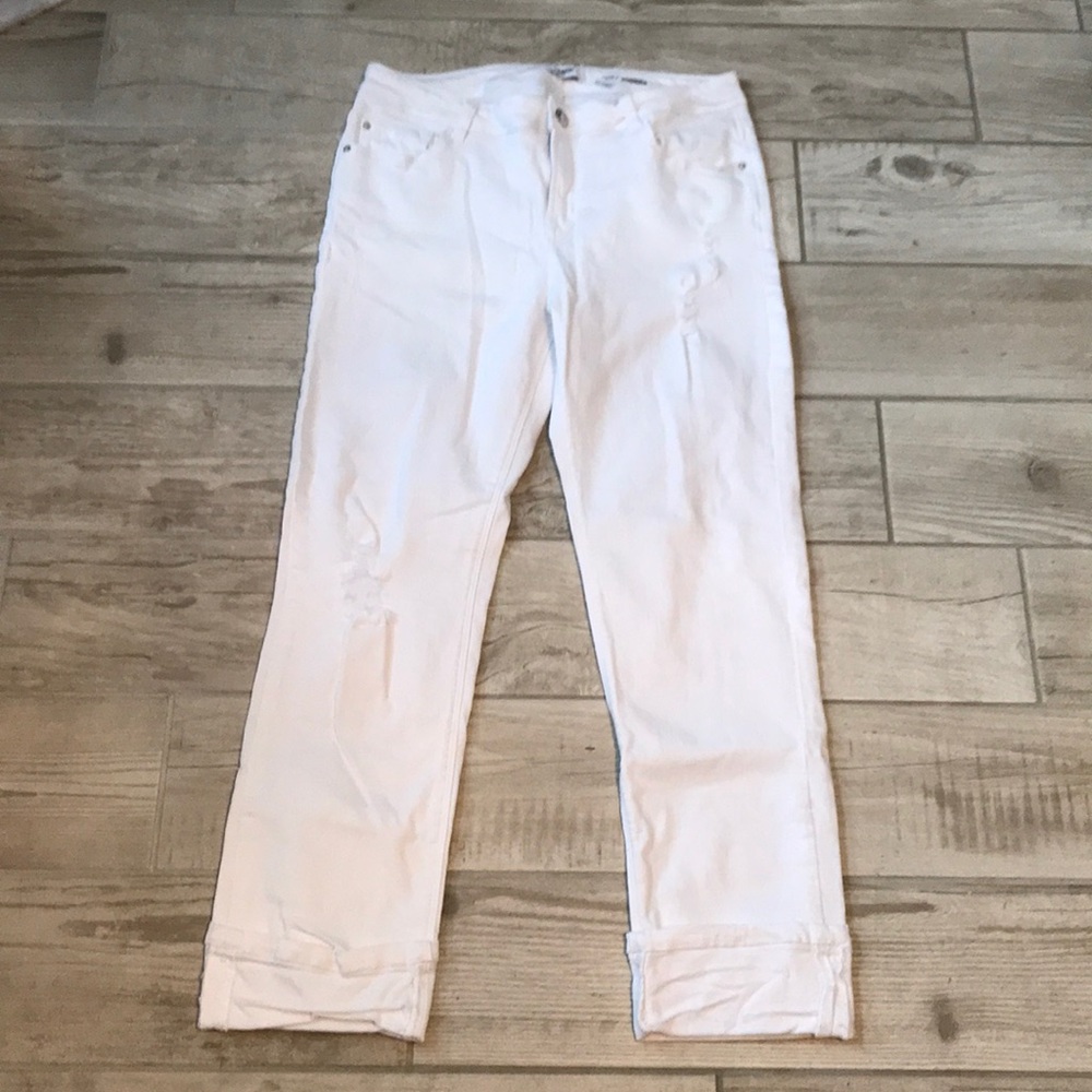 ⬇️KENSIE WHITE CAPRI STYLE JEANS WITH DETAIL